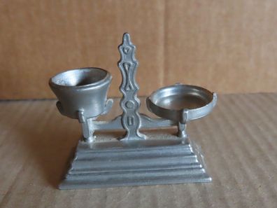 Figur kleine Waage Metall ca. 5,5 cm H (Puppenhaus/Setzkasten)