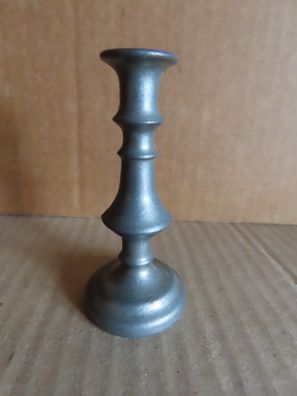 Figur kleiner Kerzenständer grau Metall ca. 6,8 cm H (Setzkasten/Puppenhaus)