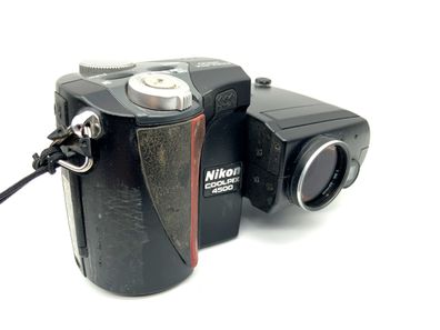 Nikon Coolpix 4500 Digitale Kompaktkamera mit Zoom Nikkor 7.85-32mm 1:2.6-5.1