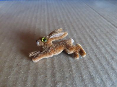 Anstecknadel Brosche springender Hase Flausch auf Kunststoff ca. 4,4cm