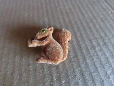 Anstecknadel Brosche Eichhörnchen mit Nuß Flausch auf Kunststoff ca. 3,8cm