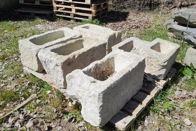 Tröge aus altem Granitstein, Granittrog, Steintrog, Pflanztrog, Blumentrog, Granit