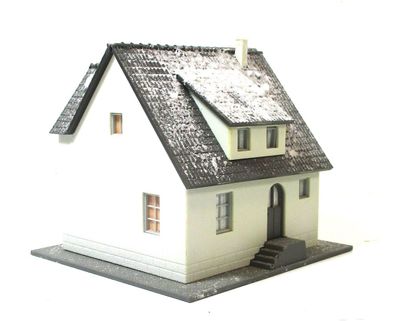 Spur H0 Fertigmodell Einfamilienhaus beschneit (H0-270E)