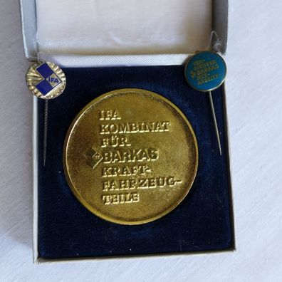 Konvolut 3 DDR Abzeichen goldene Medaille Verdienter Mitarbeiter, IFA Kombinat Barkas