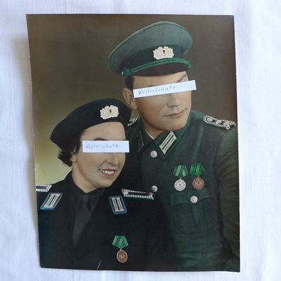 original DDR Polizei Porträt - Foto ca. 24 x 30 cm, KVP Orden Abzeichen Mütze Uniform