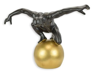 Keramik Figur männlicher Akt auf einem Ball Replikat Retro Design Dekoration
