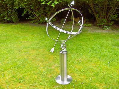 Große Edelstahl Sonnenuhr mit Säule für die exklusive Gartengestaltung