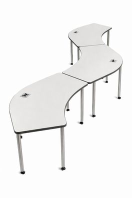 Modulares Tischset mit geschwungenen Formen und flexiblen Verbindungen
