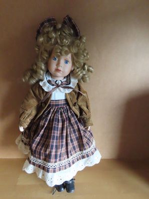 Puppe Mädchen mit Porzellan Keramik Kopf Füßen Händen helle Locken ca. 40cm