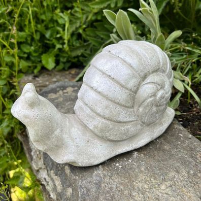 Betonfigur Schnecke LUISE mit silberner Patina - Handarbeit aus Deutschland