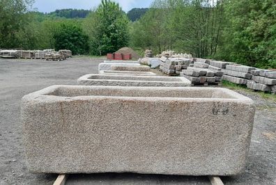 Granitbrunnen, Natursteinbrunnen, Steinbrunnen, Brunnentrog, Gartenbrunnen aus Granit