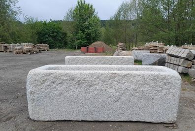 Natursteinbrunnen, Steinbrunnen, Brunnentrog, Gartenbrunnen aus Granit, Granitbrunnen