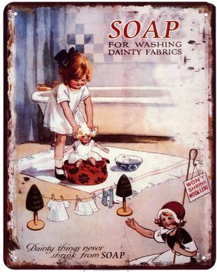 Blechschild Soap Kind wäscht Haare von Puppe Deko Schild Aufschrift 20 x 25