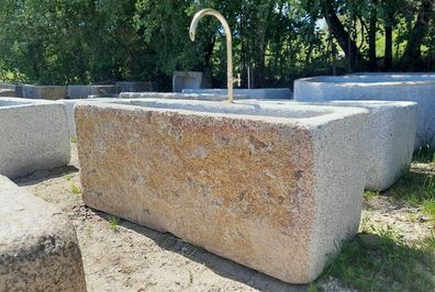 Granitbrunnen, mit Messingeinlauf, Brunnentrog, Steinbrunnen, Natursteinbrunnen