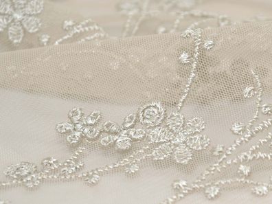 Spitzenstoff für Brautkleider mit 3D Blumen in blass oliv grün - 115cm breit