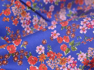 Hosenstoff aus Baumwoll-Satin Stretch mit Blumen in blau, rot, rosa - 140cm breit