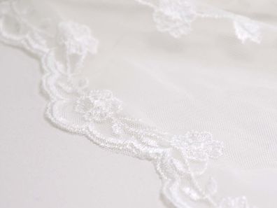 Spitzenstoff für Brautkleider mit Blumen und Ranken in creme-weiß - 130cm breit
