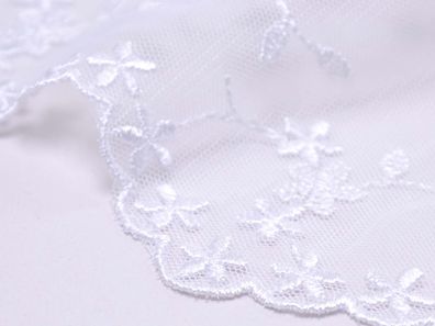 Spitzenstoff für Brautkleider mit kleinen Blumen in rein-weiß - 115cm breit