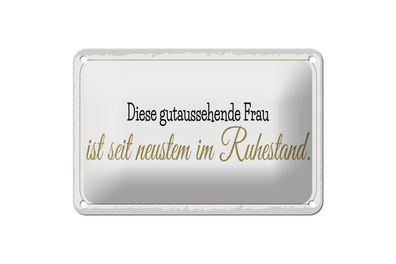 Blechschild gutaussehende Frau ist im Ruhestand, 4 vers. Größen, Spruch