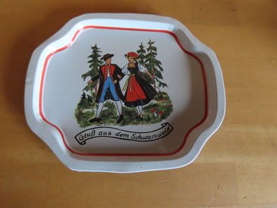 kleines Tablett aus Blech -Gruß aus dem Schwarzwald- Paar im Wald ca. 19,5x16cm