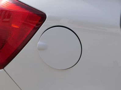 Skoda Fabia 5J Limousine Tankdeckel Deckel Tank Tankverschluß weiß LF9E