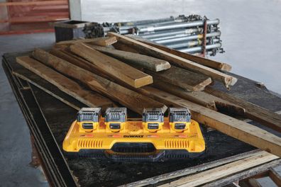DeWALT Vierfach-Schnelladegeraet DCB104-QW