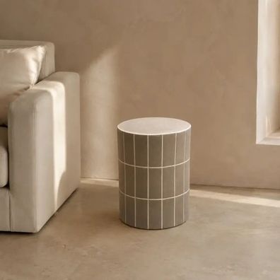 Hocker / Beistellhocker aus Keramik in Sand