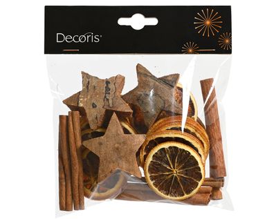 Potpourri aus Orangenscheiben, Zimtstangen und Kokossternen