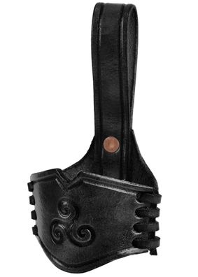 Leder Hornhalter für Trinkhorn, geprägte Triskele, schwarz, versch. Größen