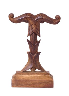 Irminsul auf Sockel, aus Holz