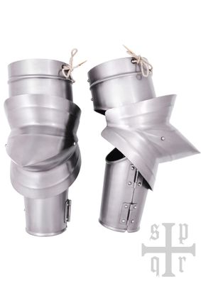Gotische Armschienen mit Spitzen Ellbogenkacheln, 15. Jh., 1,5 mm Stahl, Paar