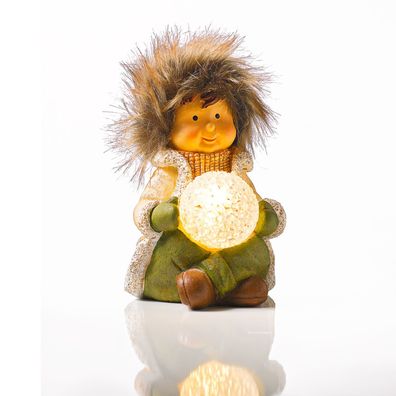 LED-Winterjunge sitzend mit Schneeball leuchtend Dekofigur Pelzmütze