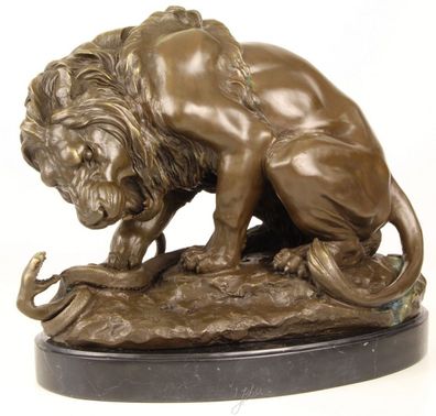 Casa Padrino Luxus Bronze Skulptur Löwe mit Schlange auf Marmorsockel Bronze / Gold