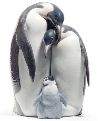 Casa Padrino Luxus Porzellanfigur / Skulptur Pinguin Familie Mehrfarbig 16 x H. 25 cm