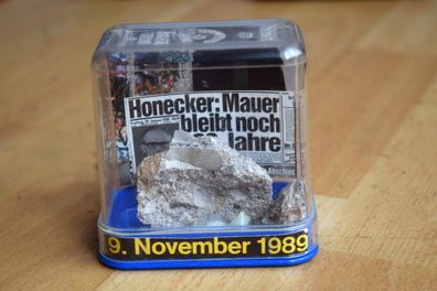 Berliner Mauer Bruchstück in Kunststoffbox mit Zeitungsausschnitt 9. November 89 Alt
