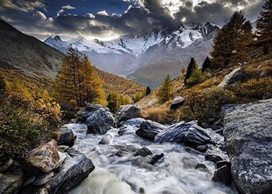 Rauschender Bach durchzieht die Berge