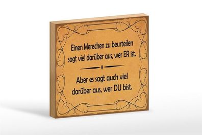 Holzschild Einen Menschen zu beurteilen, 3 vers Größen, Spruch