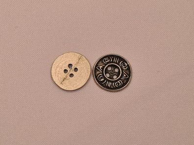 Knopf 17mm 4-Loch Zeichen am Rand Silber Matt