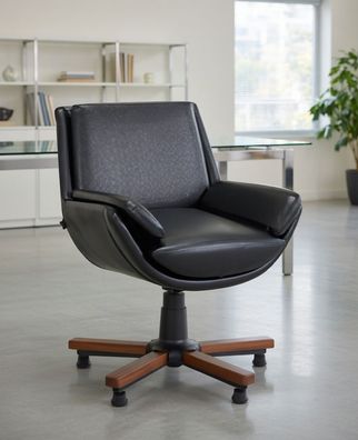Komfortabler Bürostuhl aus Kunstleder mit Holzgestell in Schwarz