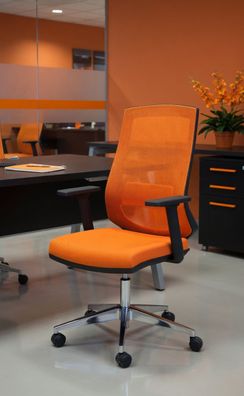 Bequemer Bürostuhl in Orange mit ergonomischer Rückenlehne und Armlehnen