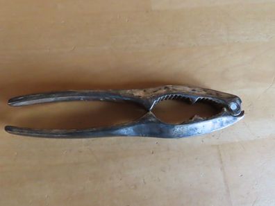 Nussknacker für unterschiedliche Nüsse silberfarben ca. 1,3cm breit angelaufen
