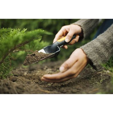 Fiskars Blumenkelle Premium (schwarz/orange, 9cm)