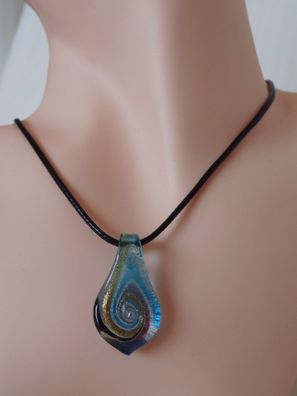 Elegante Halskette mit kleinem, farbenfrohem Glasanhänger