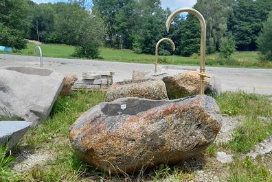 Findlingsbrunnen mit Messingeinlauf, Granitfindlingsbrunnen, Granitbrunnen, Brunnen