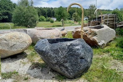 Findlingsbrunnen mit Messingeinlauf, Granitbrunnen, Gartenbrunnen aus Granit