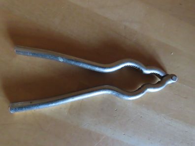 Nussknacker für unterschiedliche Nüsse silberfarben runde Griffe