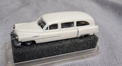 Cadillac 54 Station Wagon weiß, Praline im Maßstab 1:87