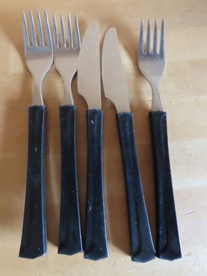 Besteckteile 3 Gabel + 2 Messer schwarzer Kunststoffgriff GDR