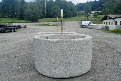 Halbrunder Granitbrunnen mit Messingeinlauf, Granitbrunnen, Natursteinbrunnen, Granit