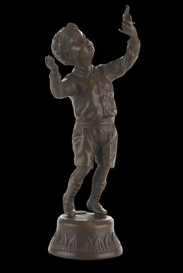 Bronzeskulptur Junge stehend mit Taube in der Hand auf Bronzesockel, Höhe 20,6 cm